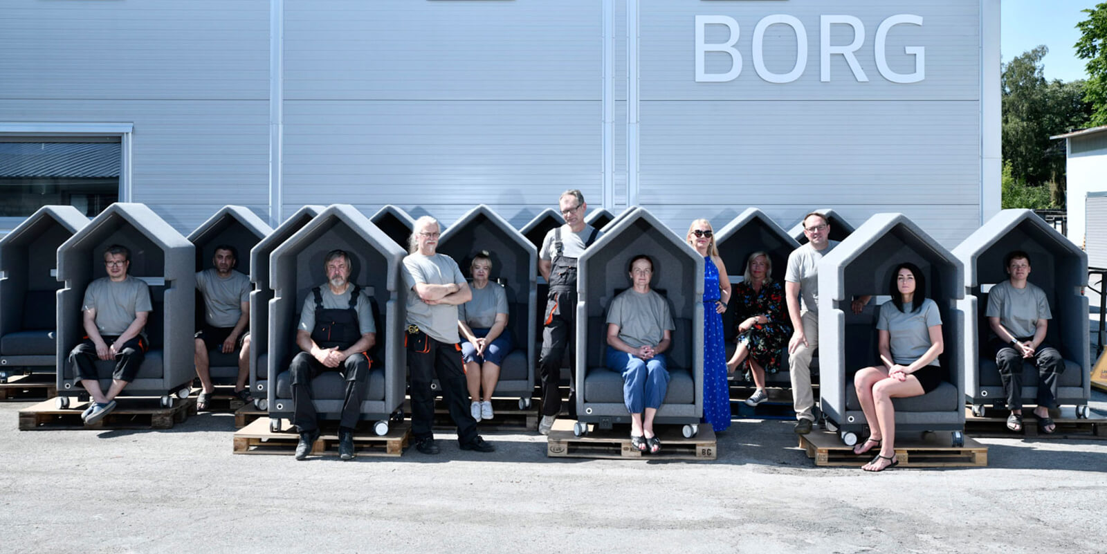 foto van team van de fabriek van Borg Nederland belcellen en kantoormeubilair